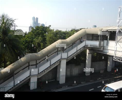 Buendia station (MRT) .